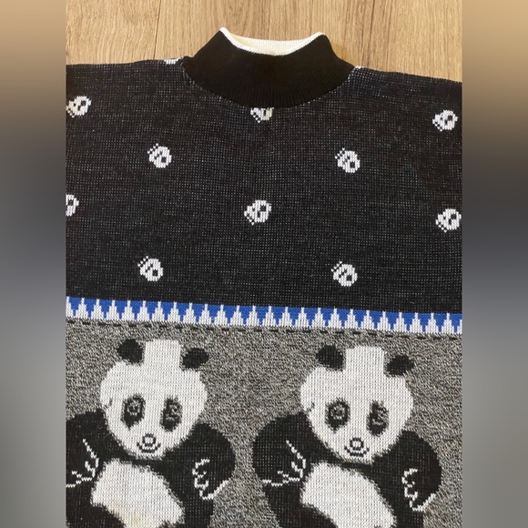 Bears Crossing Vintage Panda Turtleneck Sweater Blue
Accent Trim - Picture 4 of 10